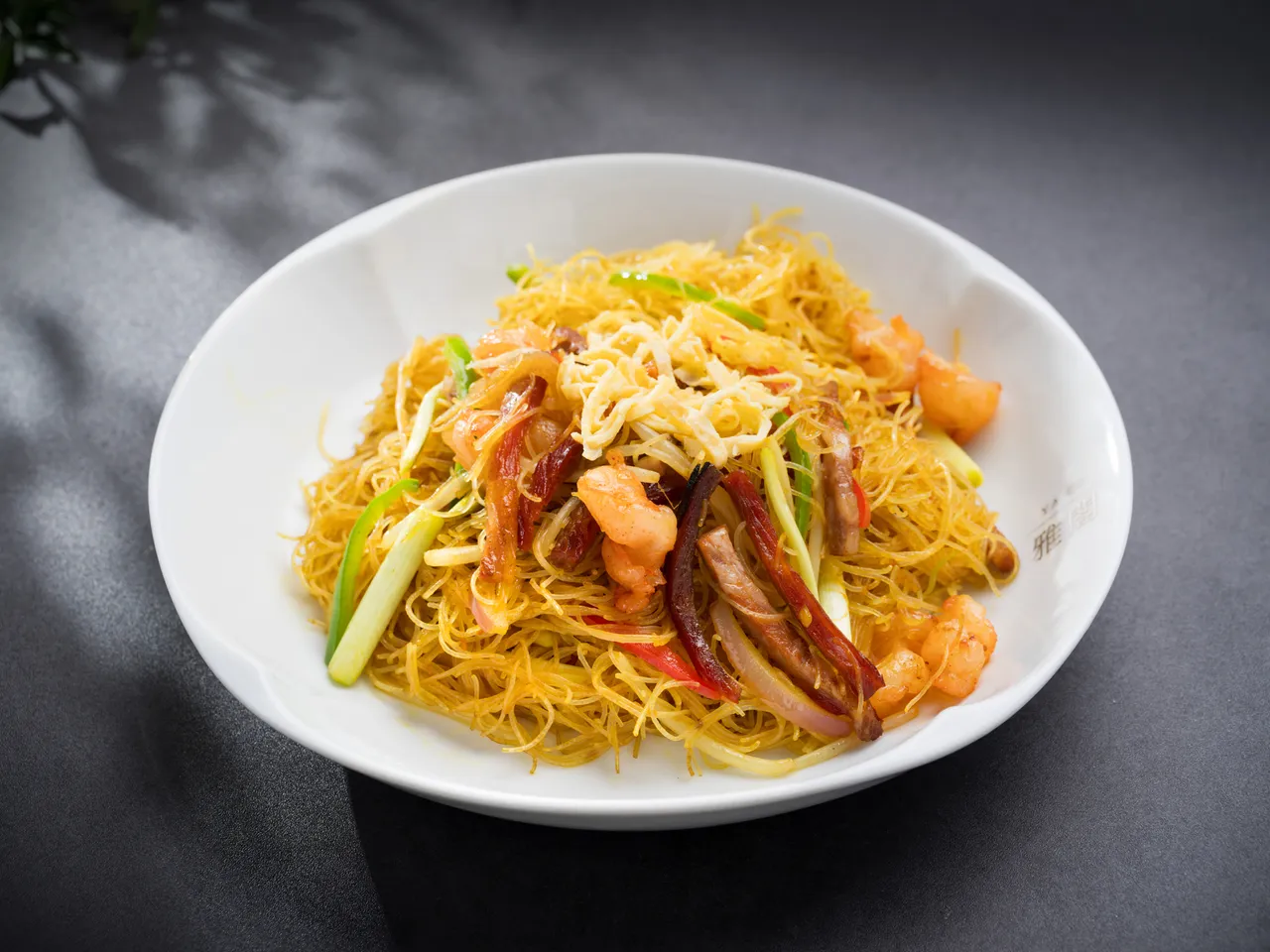 雅閣新季節單點「星洲黃金炒米粉」，帶有南洋辛香風情的米粉彈滑爽口，展現粵式熱炒的多層次鮮明風味。台北文華東方酒店提供