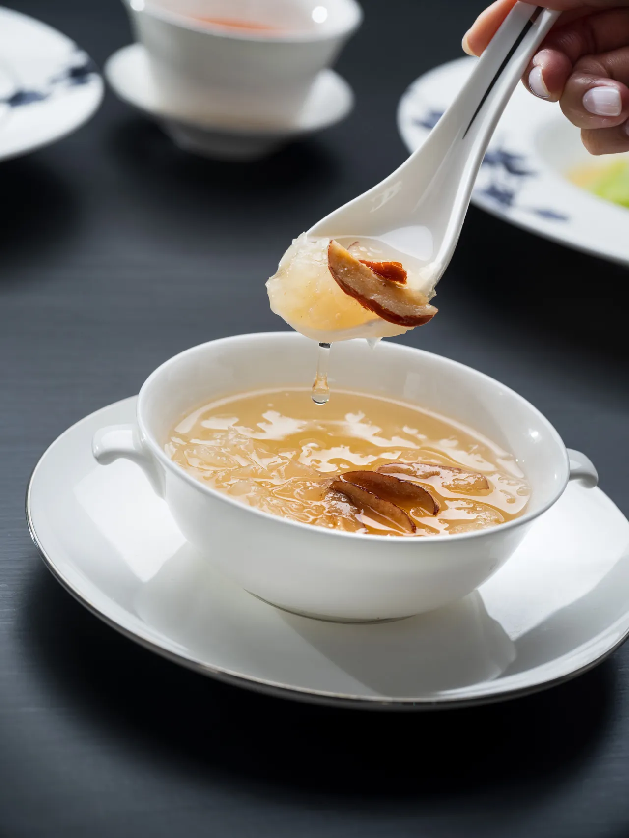 雅閣新季節套餐中甜品「紅棗銀耳燉雪蓮子」，於季節交替之時更顯溫和柔暖，清雅香甜於喉間輕盈著回甘餘韻。台北文華東方酒店提供