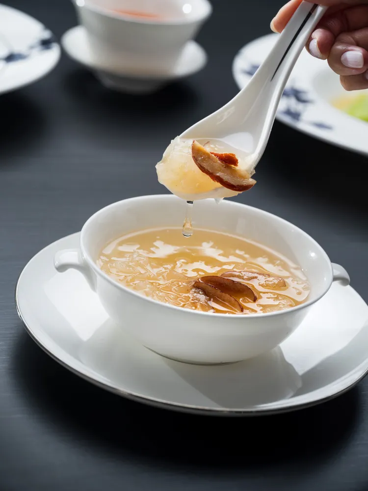 雅閣新季節套餐中甜品「紅棗銀耳燉雪蓮子」，於季節交替之時更顯溫和柔暖，清雅香甜於喉間輕盈著回甘餘韻。台北文華東方酒店提供