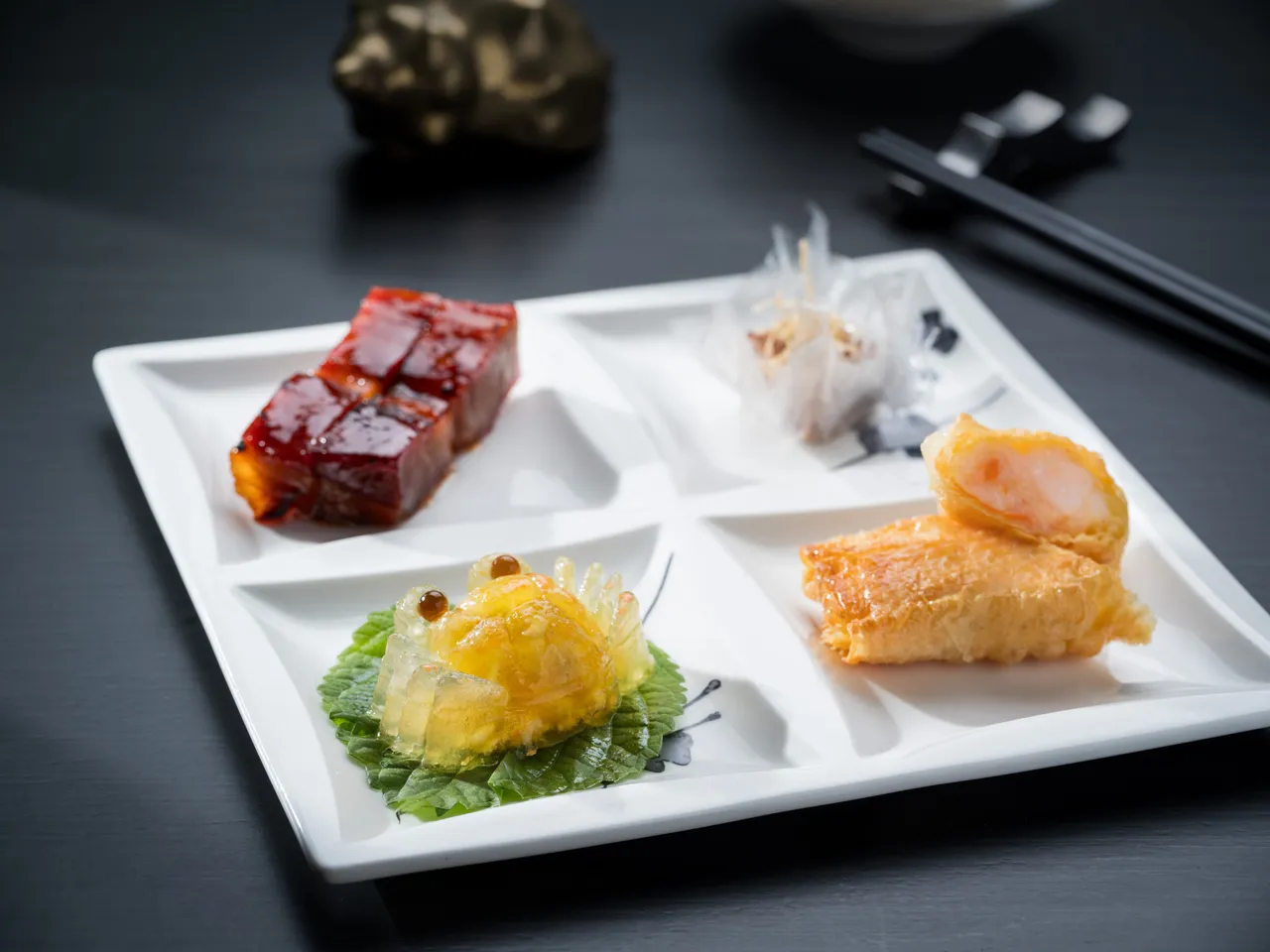 雅閣新季節套餐中前菜「雅閣叉燒皇、糯米紙包鴨、蟹黃玉凍、酥炸蝦茸腐皮捲」，體現粵菜的經典元素與細緻工藝。台北文華東方酒店提供
