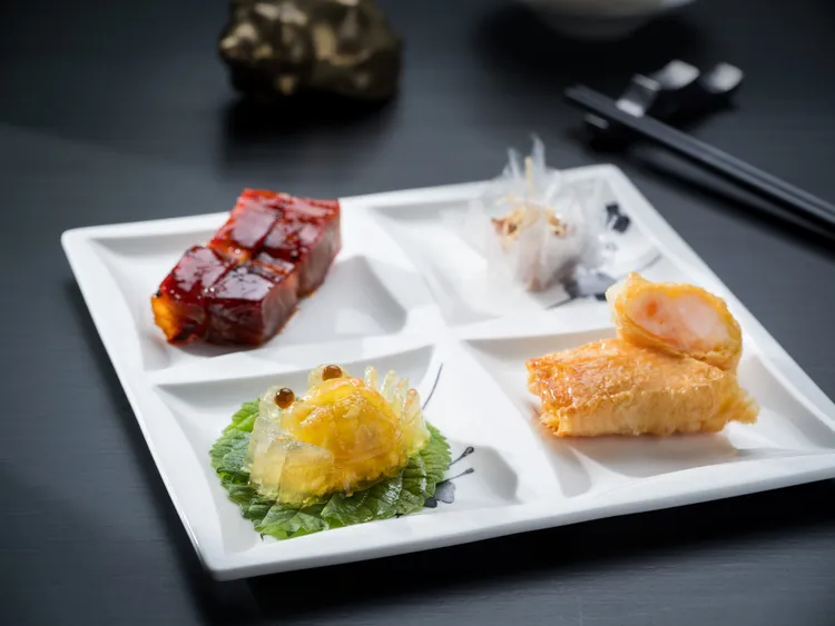 雅閣新季節套餐中前菜「雅閣叉燒皇、糯米紙包鴨、蟹黃玉凍、酥炸蝦茸腐皮捲」，體現粵菜的經典元素與細緻工藝。台北文華東方酒店提供