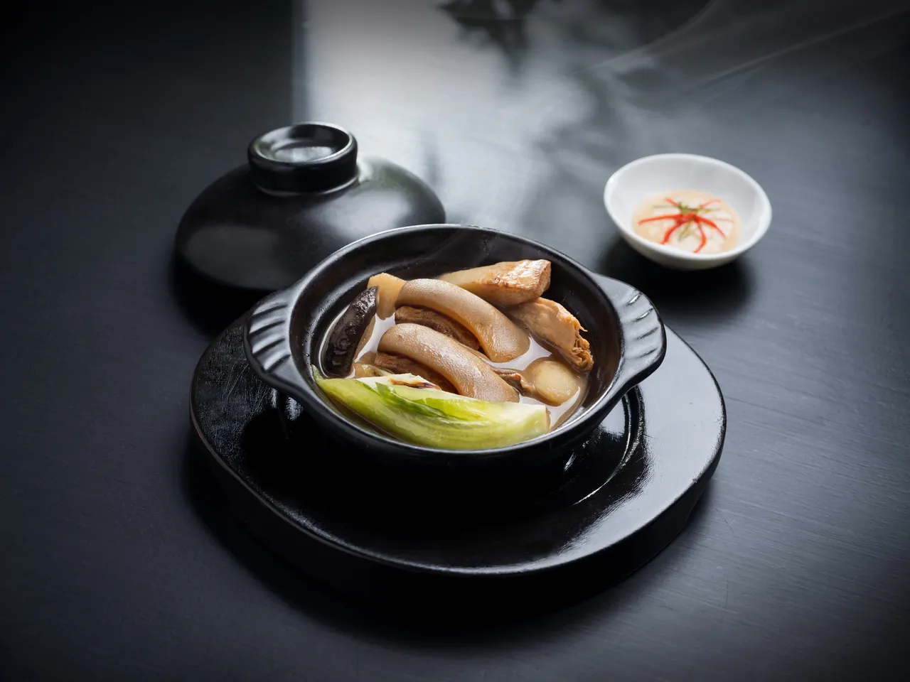 雅閣新季節套餐中新菜「古法砂鍋羊腩煲」，以細火煲煮至羊腩皮肉彈嫩，為入冬溫補的經典廣東菜餚。台北文華東方酒店提供