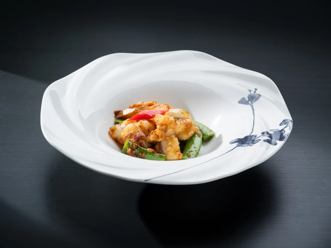 雅閣新季節套餐中新菜「馬拉盞爆龍蝦球」，展現鮮嫩與鑊香共同交織的鮮美味韻。台北文華東方酒店提供