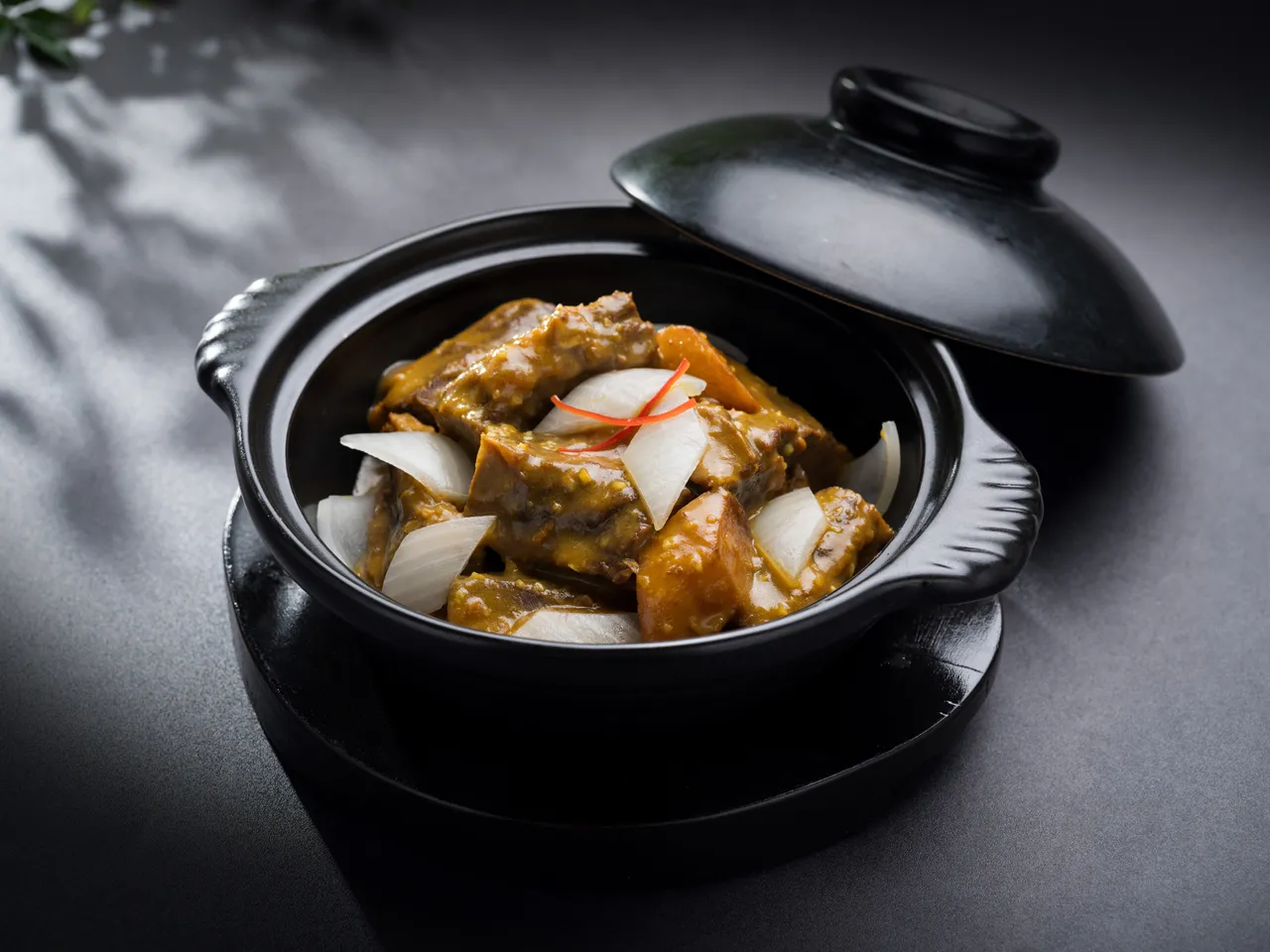 雅閣新季節單點「醇香咖哩燉牛肋」，肉質柔嫩帶著咖哩濃郁馨香，於冬日一品溫柔舒心的美饌佳餚。台北文華東方酒店提供