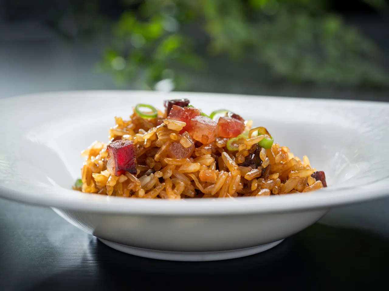 雅閣新季節套餐中新菜「瑤柱臘味糯米飯」以極為講究經驗與火候控制的傳統粵菜工藝「生炒」技法，米飯粒粒分明、口感彈牙且乾香不膩口，為饕客呈現地道鑊氣的粵式秋冬珍味。台北文華東方酒店提供