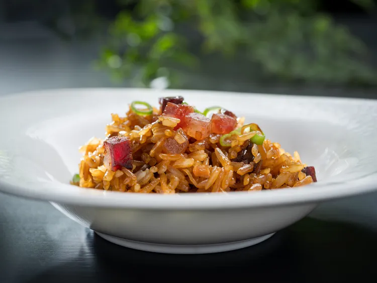 雅閣新季節套餐中新菜「瑤柱臘味糯米飯」以極為講究經驗與火候控制的傳統粵菜工藝「生炒」技法，米飯粒粒分明、口感彈牙且乾香不膩口，為饕客呈現地道鑊氣的粵式秋冬珍味。台北文華東方酒店提供