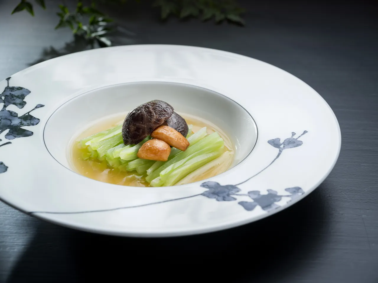 雅閣新季節套餐中新菜「金湯蒜子燴芥菜」，鮮美湯底潤於蔬食中亦襯托爽脆芥菜的淡雅甘甜尾韻。台北文華東方酒店提供