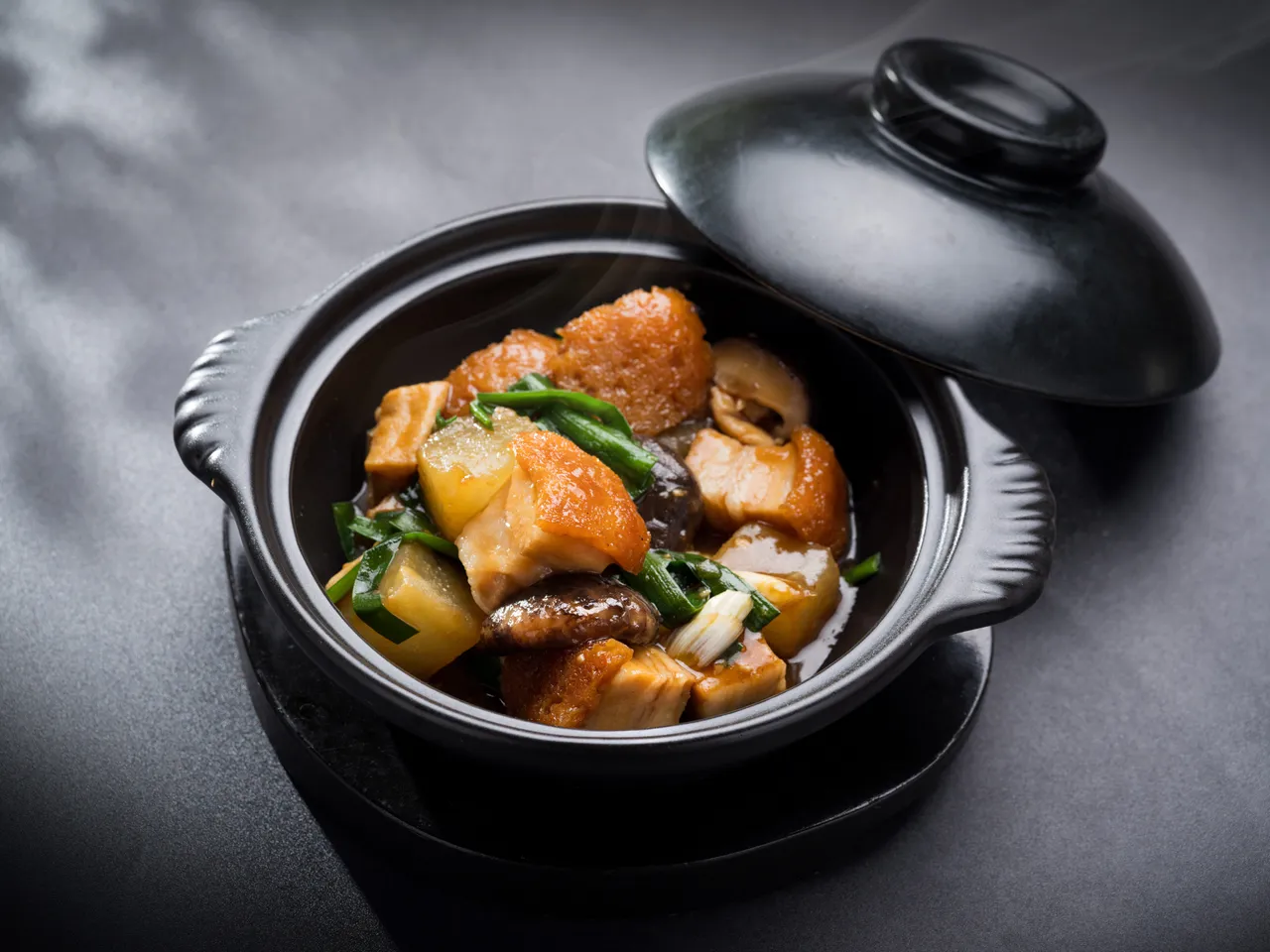 雅閣新季節單點「古法冬瓜火腩煲」，當令冬瓜的清甜浸潤於「火腩」豬肉的油脂香潤，呈現視覺與味蕾交織的感官饗宴。台北文華東方酒店提供