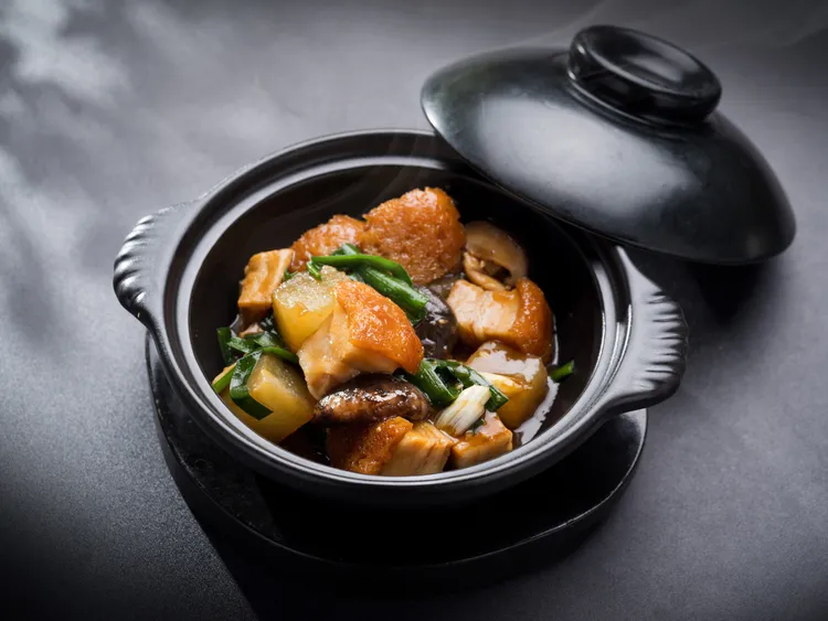 雅閣新季節單點「古法冬瓜火腩煲」，當令冬瓜的清甜浸潤於「火腩」豬肉的油脂香潤，呈現視覺與味蕾交織的感官饗宴。台北文華東方酒店提供