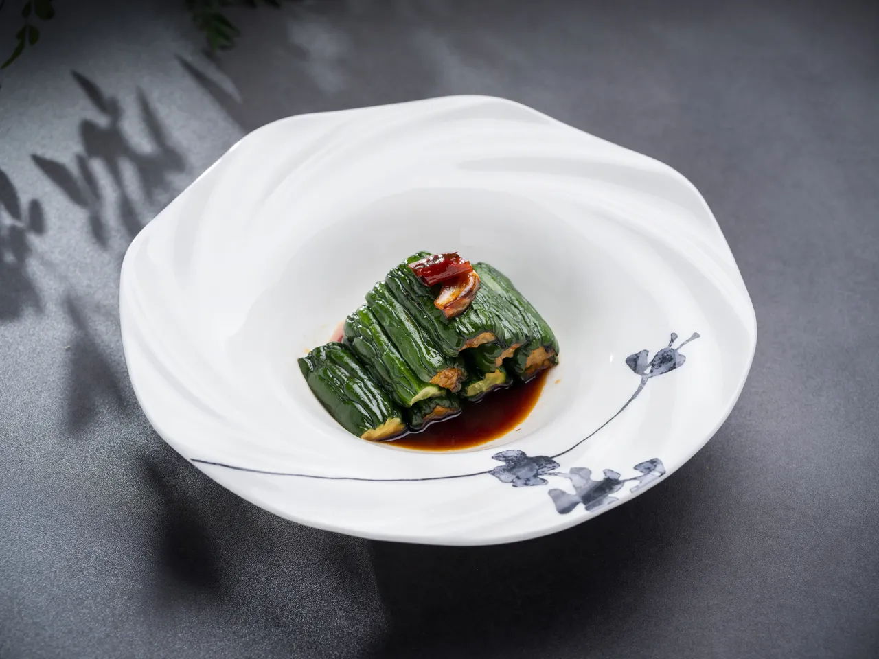 雅閣新季節單點「醬香拌脆瓜」，小黃瓜入口爽脆多汁，美味詮釋港式家常的溫柔氣息。台北文華東方酒店提供