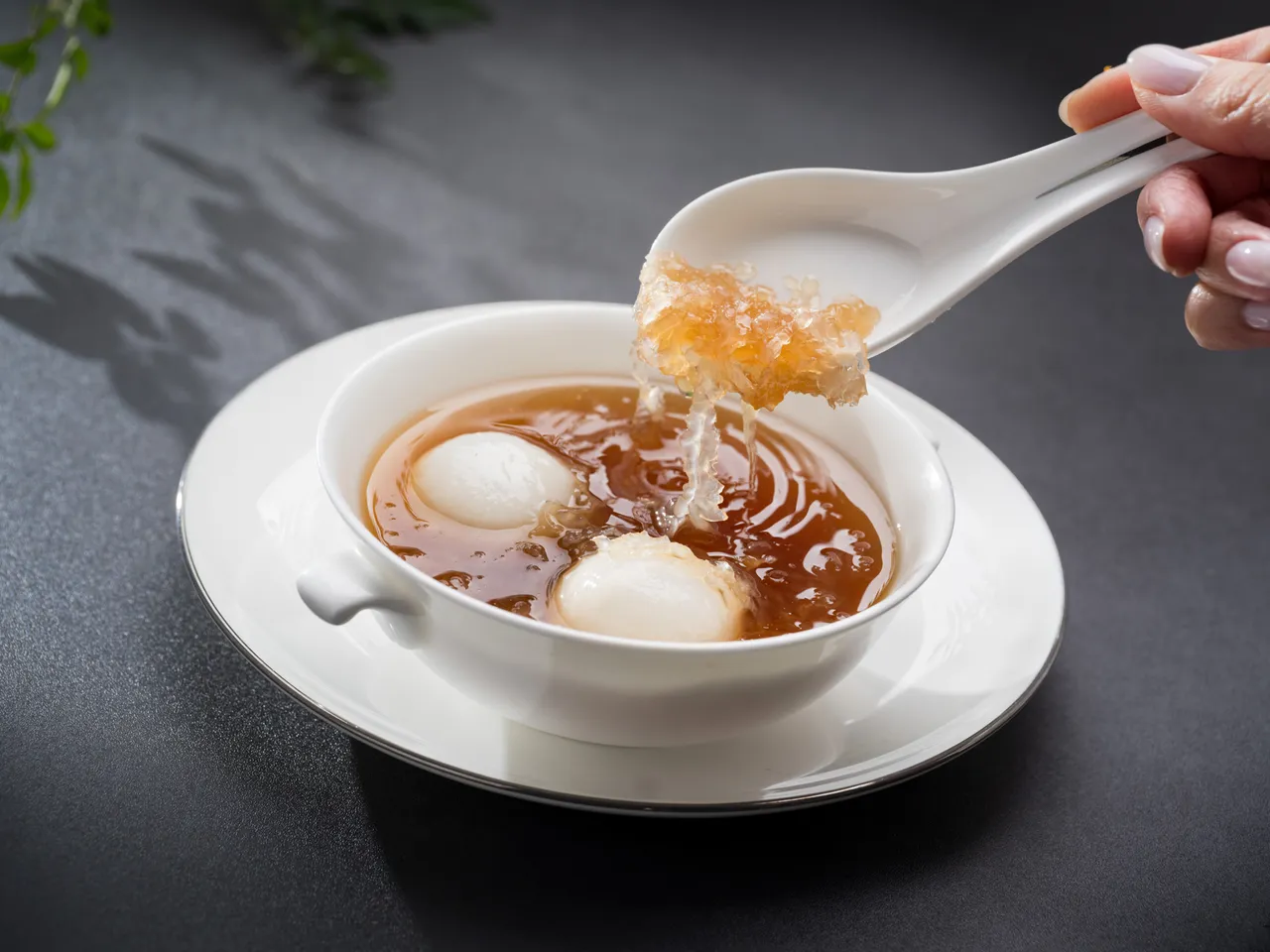 雅閣新季節單點「養生薑茶官燕湯圓」，以馨香薑茶甜湯搭配軟糯湯圓與晶透滑嫩的燕窩，感受季節味蕾的極致品味。台北文華東方酒店提供