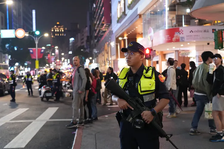 台北市捷運站、台鐵車站、商圈及各類大型活動場域，將提高見警率。彭欣偉攝