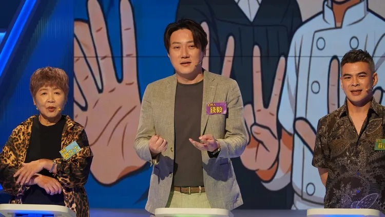 廣播、電視主持人錢毅（中）透露年輕時要朋友去林森北路唱歌，都會用暗號「去五木」。公視台語台提供