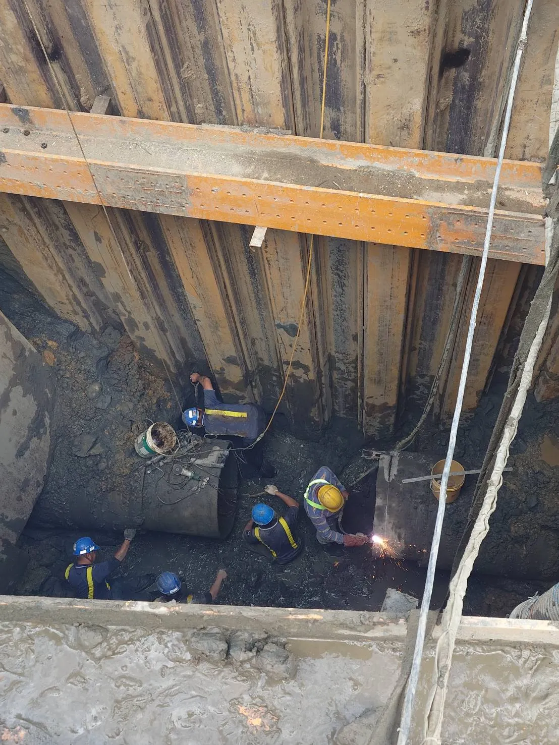 施工团队连夜全力抢修。工务局提供