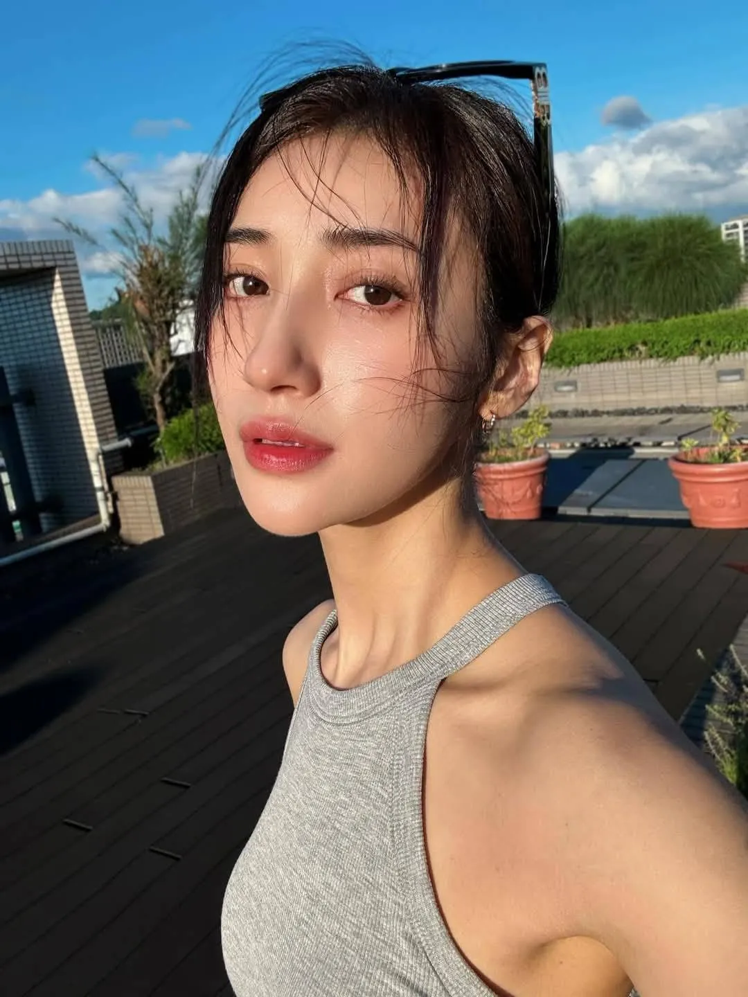 夏宇禾有双电眼，桃花不少。翻摄夏宇禾脸书