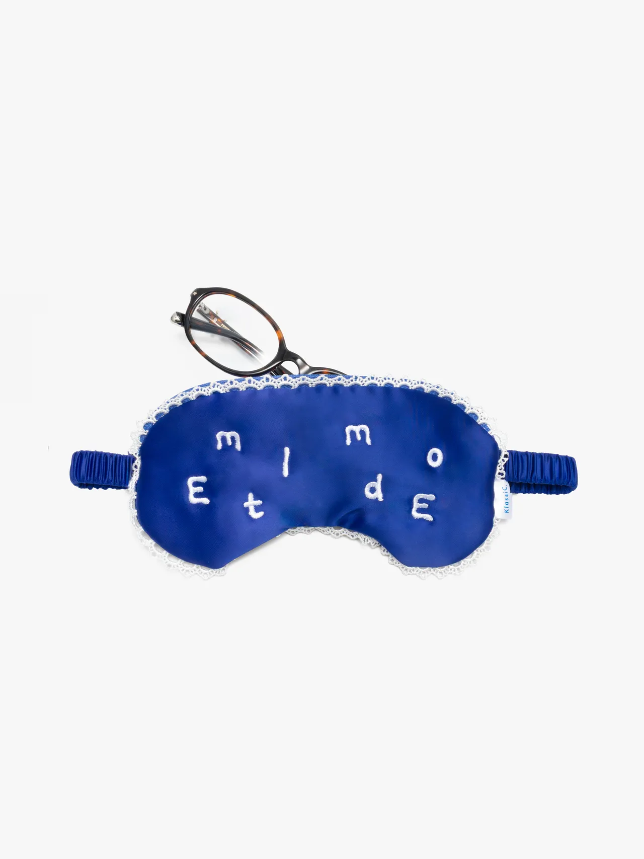 每款联名眼镜、墨镜皆附有专属「睡眠眼罩造型收纳袋」。品牌提供