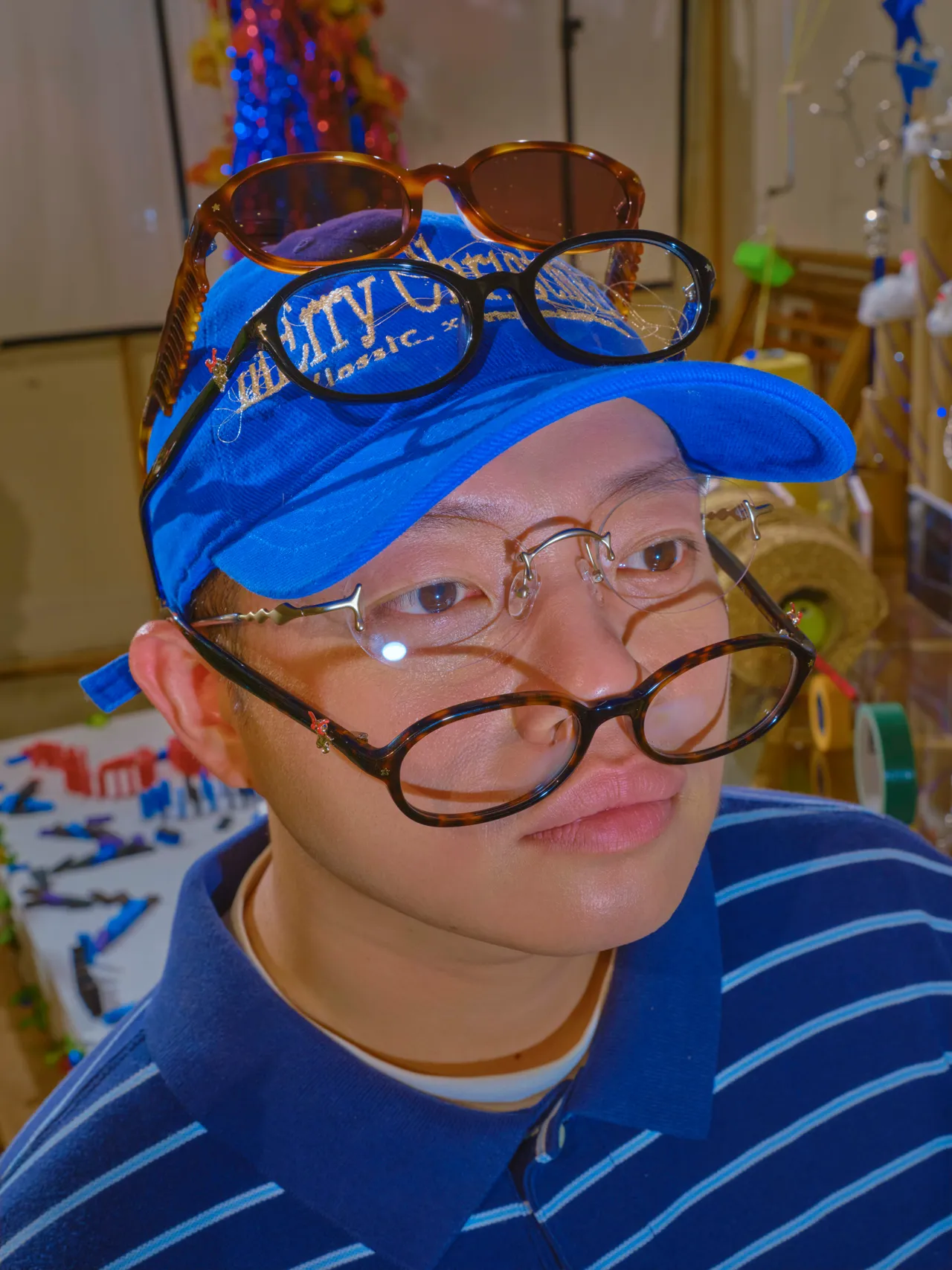 系列也不乏多款日常与前卫兼具的镜框。品牌提供