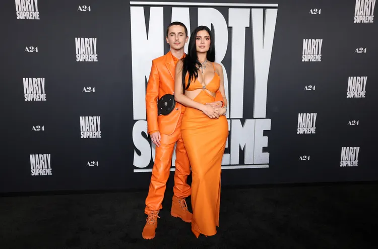 兩人以一身橘的超潮情侶裝亮相，但讓我們祈禱這風格不會成為一種流行？因為可能只有他倆能駕馭。路透