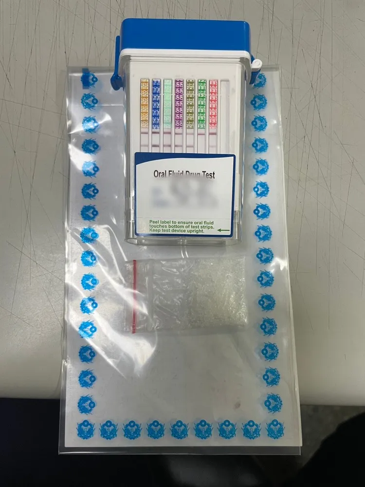 員警發現於吳男隨身包包內保溫瓶藏安非他命，吳男欲搶回毒品，與員警發生拉扯。翻攝畫面