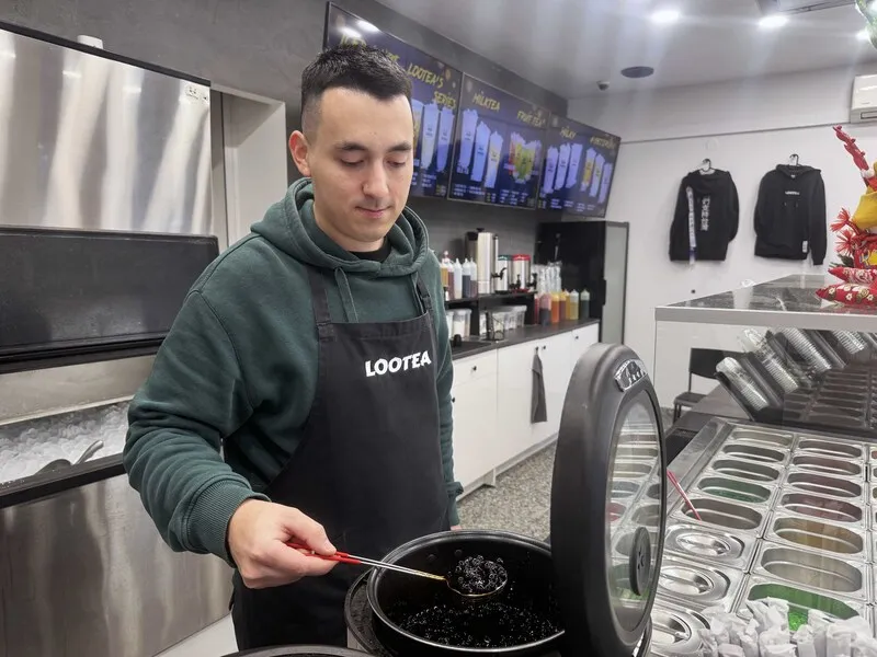 Patrik（图）说，珍珠奶茶起源自台湾，自己也很喜欢喝珍珠奶茶，这成为他开店的契机。