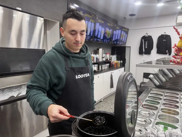 Patrik（圖）說，珍珠奶茶起源自台灣，自己也很喜歡喝珍珠奶茶，這成為他開店的契機。