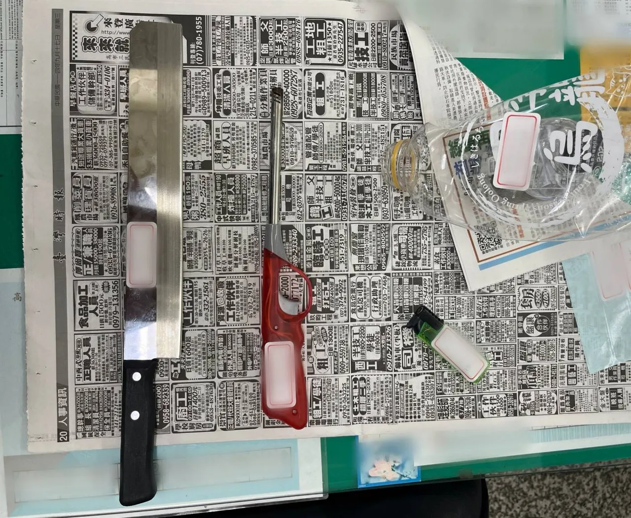 戴男持刀械恐嚇。翻攝畫面