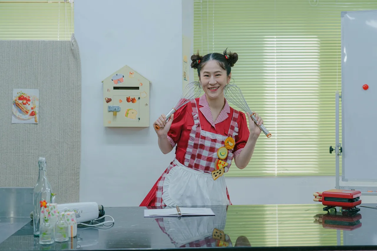 台北电影奖最佳女配角百白，化身活泼却暗藏压力的烹饪课老师。小公视提供