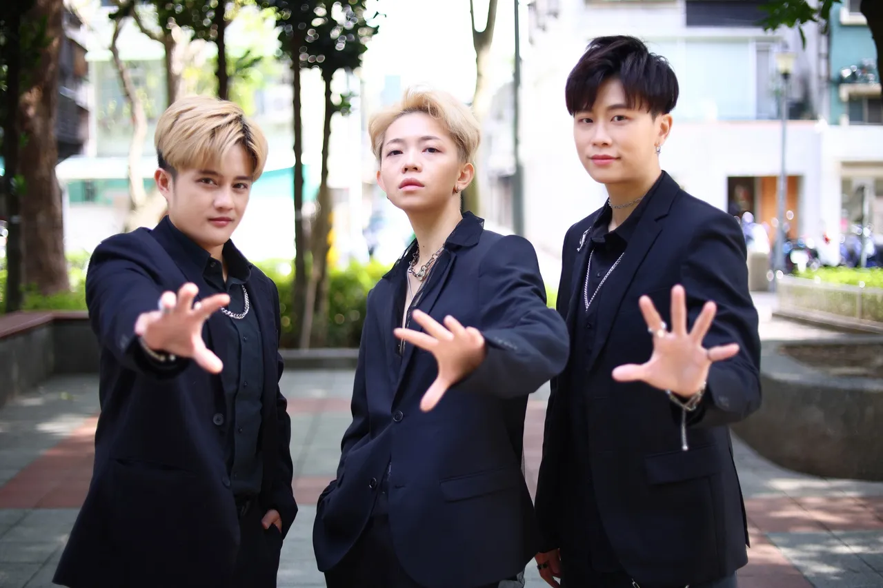 楊婷婭舉辦藝人徵選活動，最終簽下三位多元性別師弟妹組成多元星勢力團體「心動宇宙U N V」。心動藝能提供