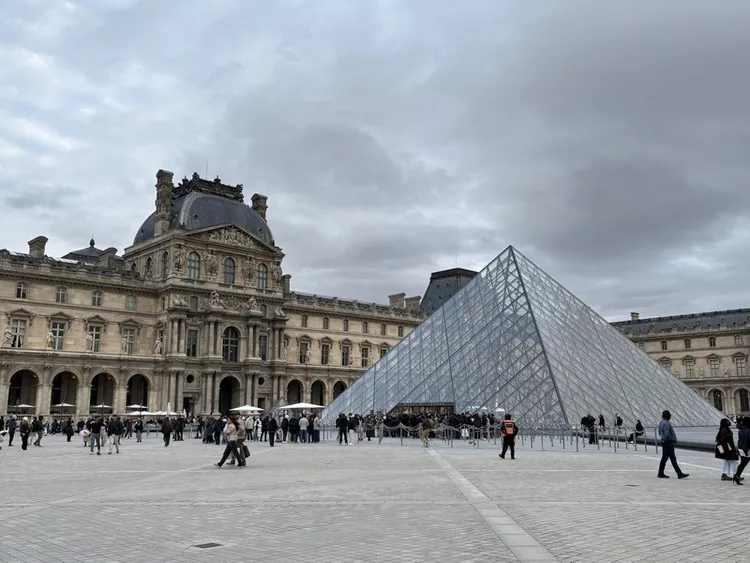 繼近月發生重大竊案和建物老舊以致關閉展廳之後，巴黎羅浮宮再次出現問題。羅浮宮埃及文物圖書館上月底漏水，造成數百件文獻受損。攝於114年10月26日。中央社