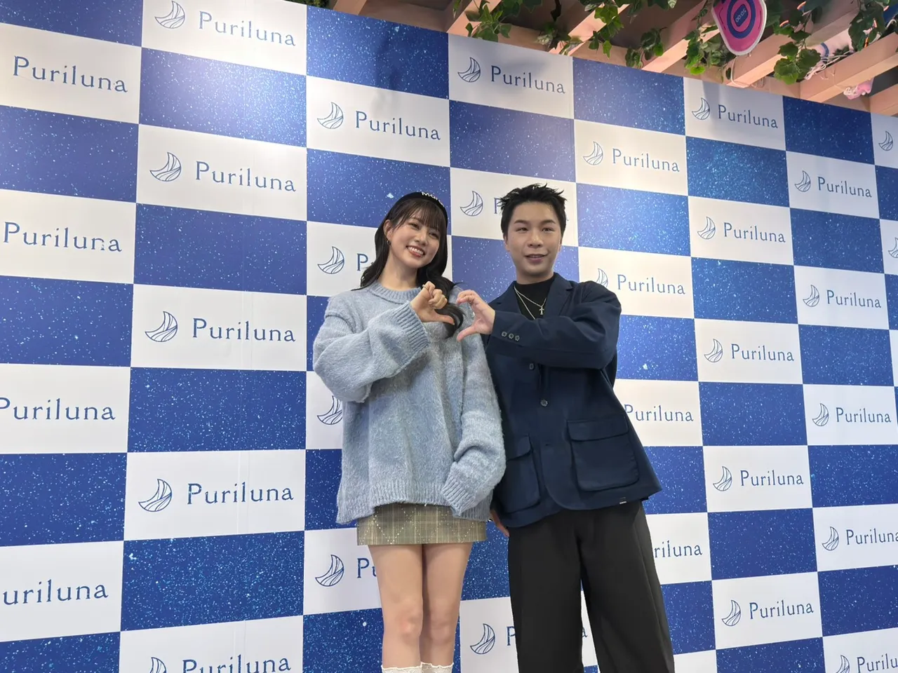 派翠克（左）今天主持阿部玛利亚代言发品活动。张瑞振摄