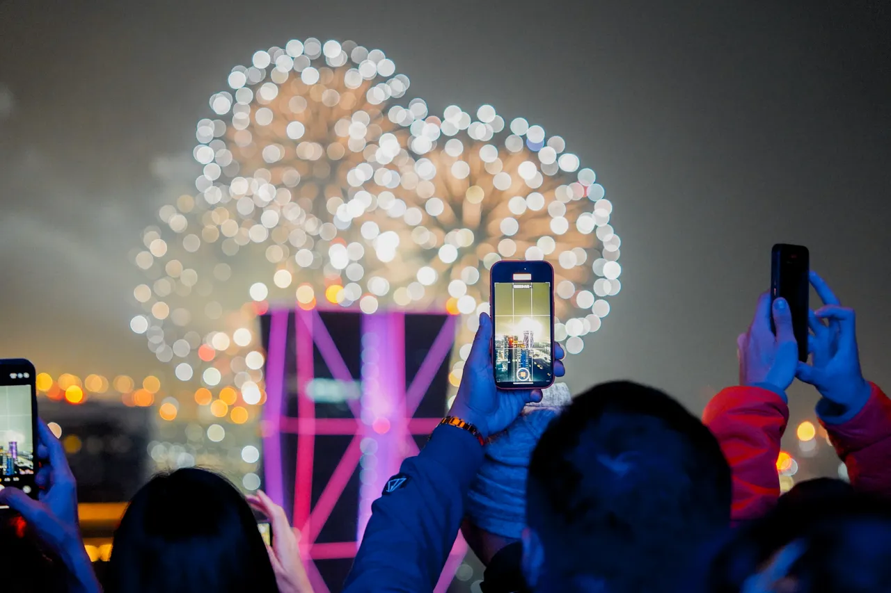 馆内BAR KAO泰式餐酒馆独立KTV包厢能以第一排高空视角直击梦时代烟火。承亿酒店提供