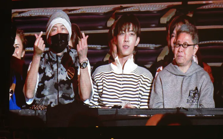 曾國（左一）重感冒仍被拱獻唱。彭欣偉攝