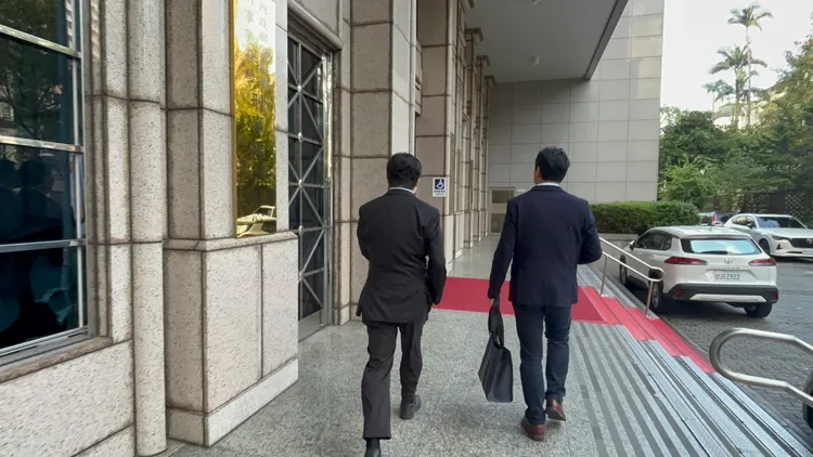 可若夫生技股份有限公司營運長陳威霖、行銷處長李重頡前往刑事警察局提告。江孟謙攝