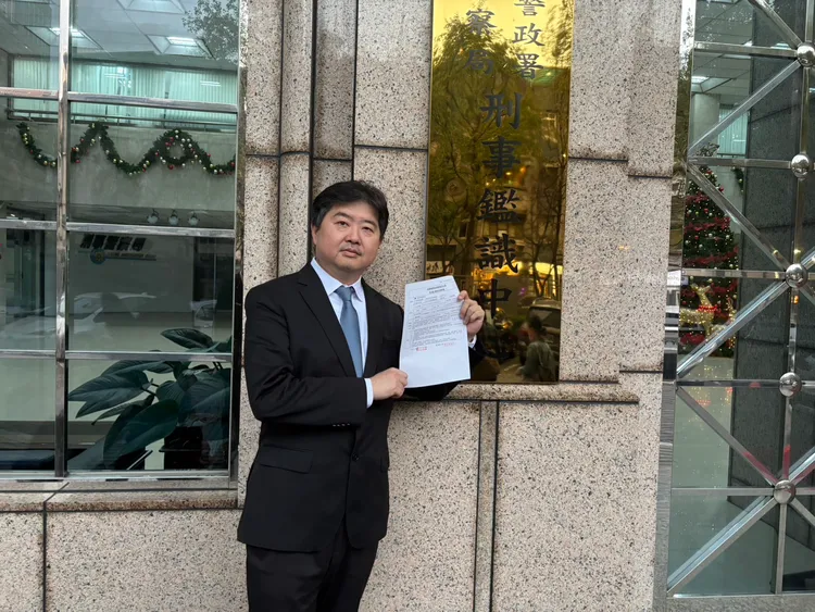 可若夫生技股份有限公司行銷處長李重頡前往刑事局開告。江孟謙攝