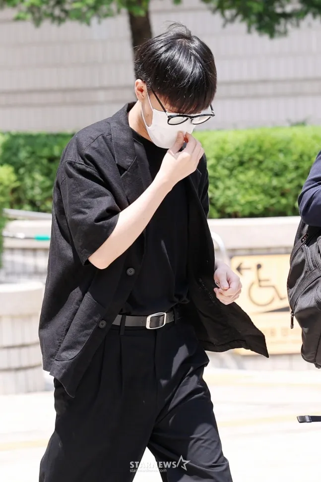 文泰一6月18日出庭時低頭不發一語。翻攝STARNEWS