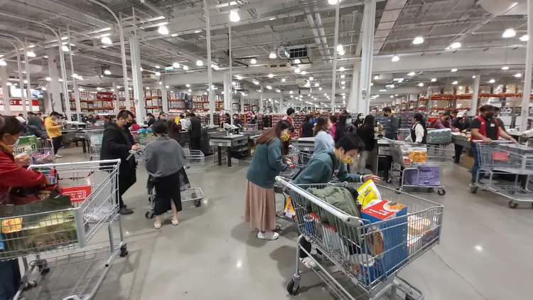 好市多采买人潮。资料照片
