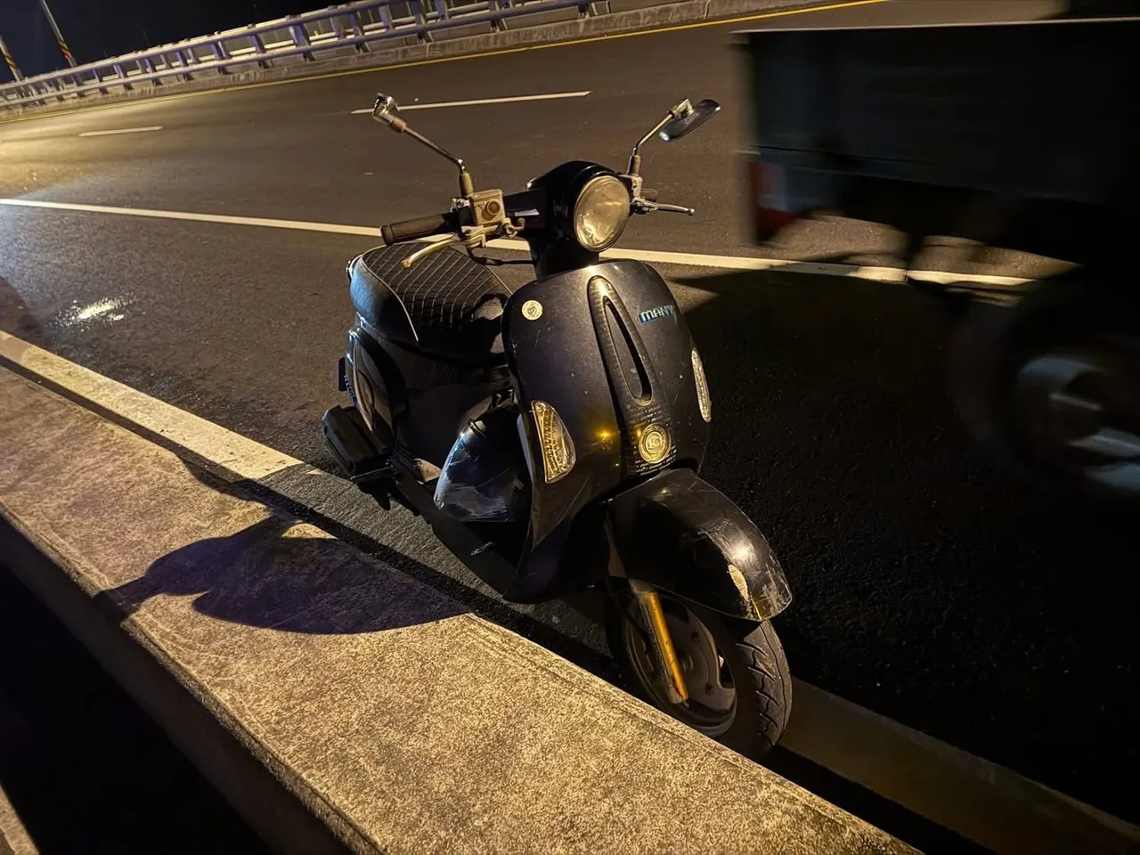 卢姓副站长骑乘的机车有刮痕。翻摄黄兆辉脸书