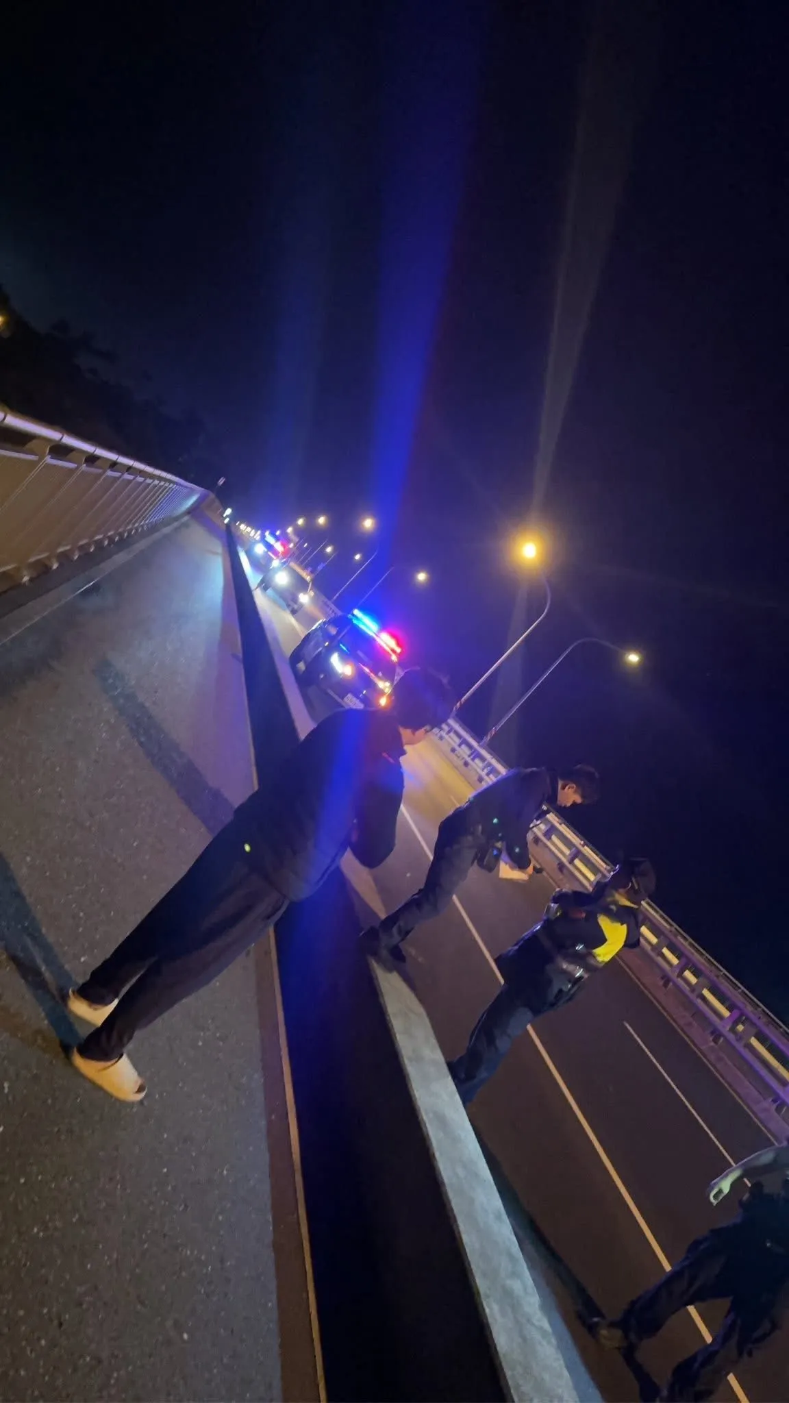 警消赶赴现场处理事故。翻摄黄兆辉脸书