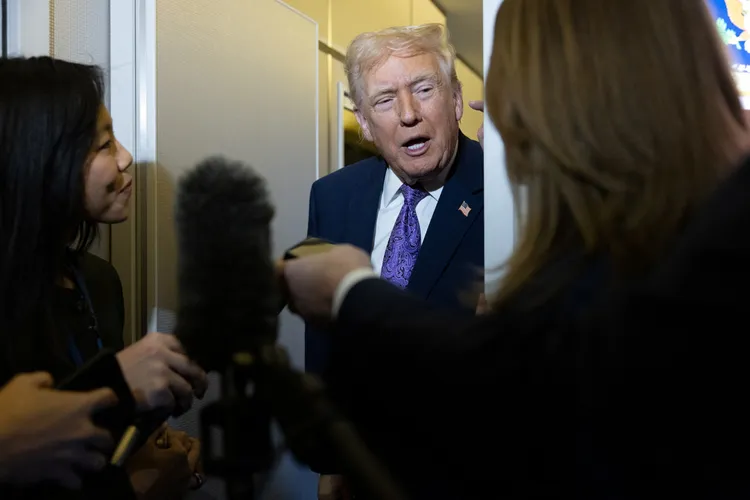 川普在空军一号受访。路透