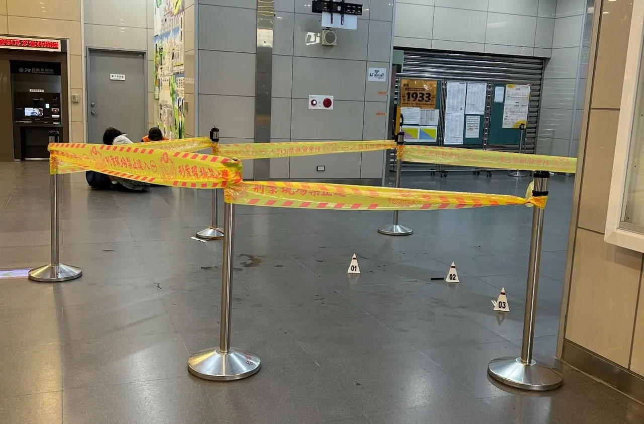 黄男在丰原火车站大厅行凶，现场血迹斑斑，而法官认为未构成杀人未遂，判处他1年7月徒刑。翻摄Threads/x.9527