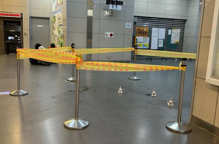 黃男在豐原火車站大廳行凶，現場血跡斑斑，而法官認為未構成殺人未遂，判處他1年7月徒刑。翻攝Threads/x.9527