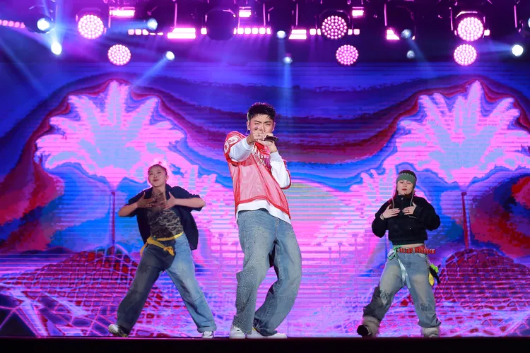 「新生代全製作唱跳歌手」王ADEN，以〈妳是我寶貝ㄟ〉開場。觀光局提供