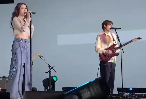 新北耶诞演唱会Day2｜告五人率先登台飙唱双金曲　市民广场上万歌迷嗨翻