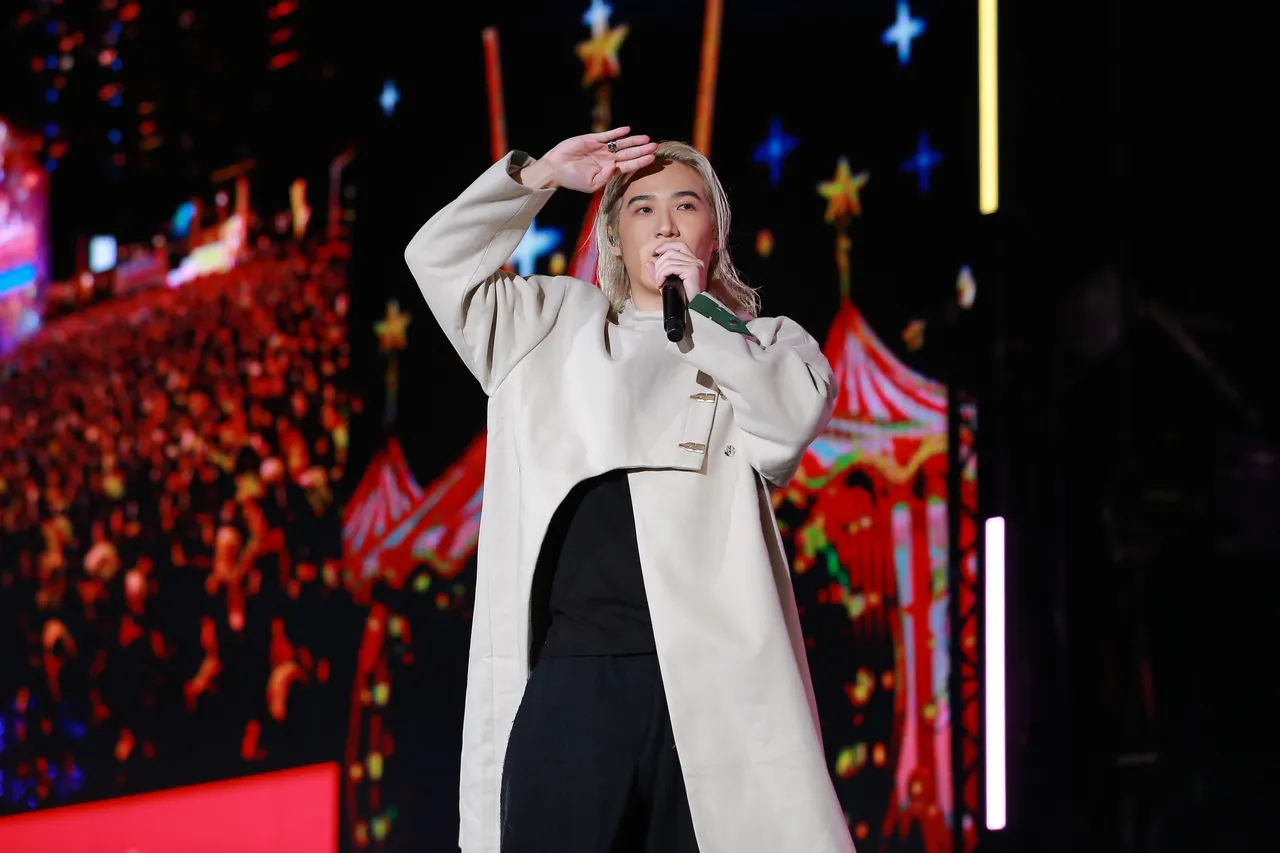 (red arrow up)「嘻哈创作歌手」熊仔带著具强烈节奏感的歌曲接力，以〈凶宅→0〉、〈ABC〉、〈小雨→0〉、〈十字路口→0〉到气势十足的〈88BARS〉。观光局提供