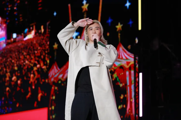 (red arrow up)「嘻哈創作歌手」熊仔帶著具強烈節奏感的歌曲接力，以〈兇宅→0〉、〈ABC〉、〈小雨→0〉、〈十字路口→0〉到氣勢十足的〈88BARS〉。觀光局提供