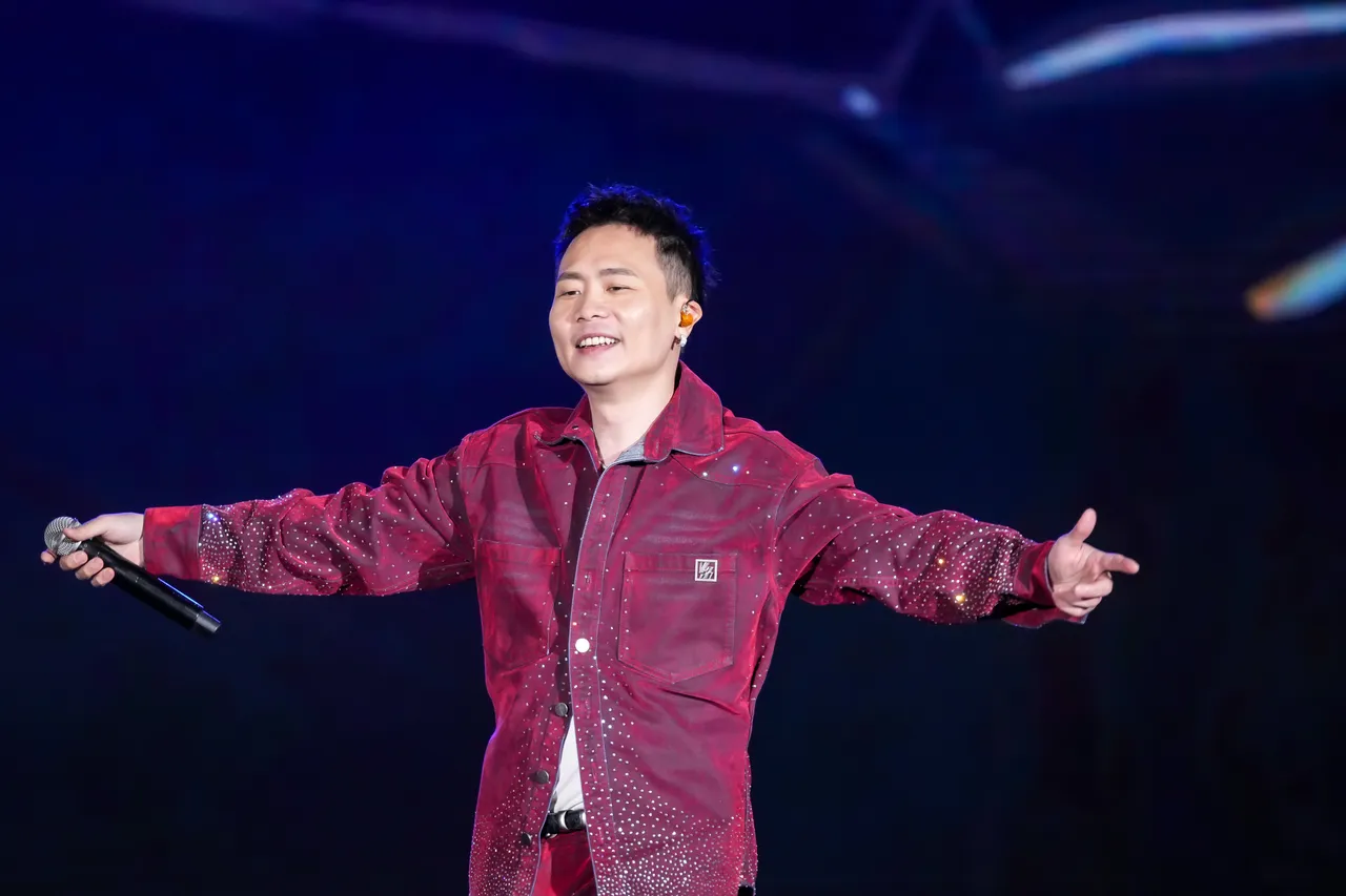 萧秉治带来耶诞限定版的个人惊喜歌曲〈恒星〉。观光局提供