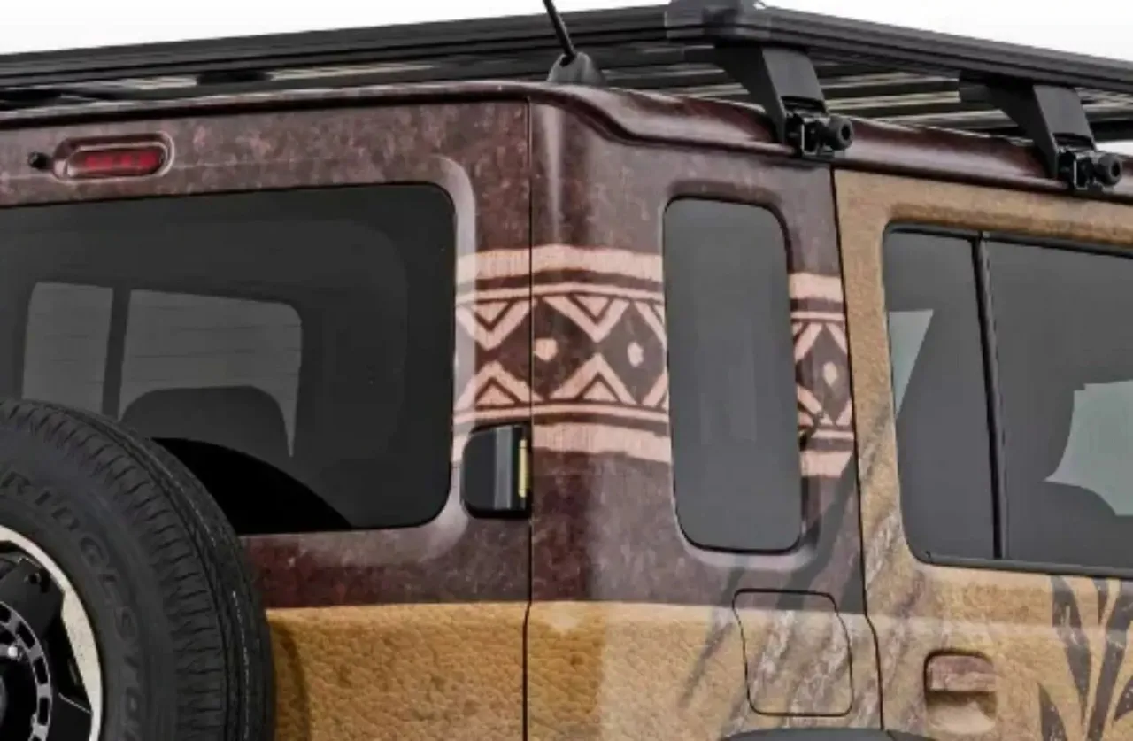 Jimny Nomade Monster Hunter Wilds Edition以五门Jimny为基础，搭配大胆的专属涂装、屋顶架与金属质感饰件。原厂照片