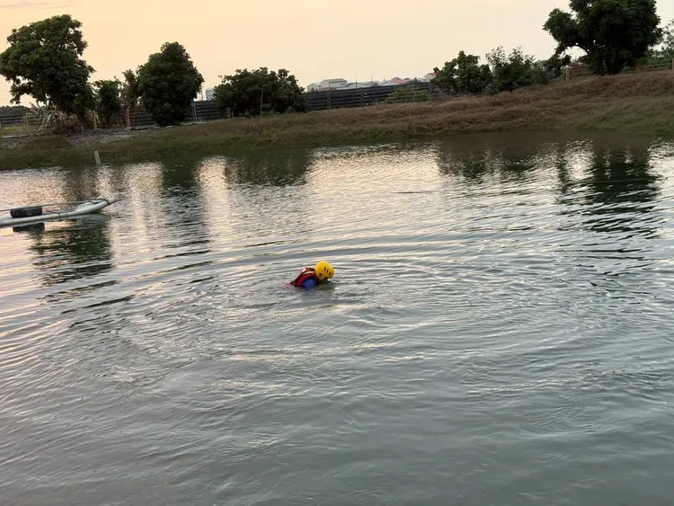 64歲吳男在3公尺深的魚塭作業，不慎從竹筏摔落水中，一旁哥哥看見馬上報案救人。民眾提供