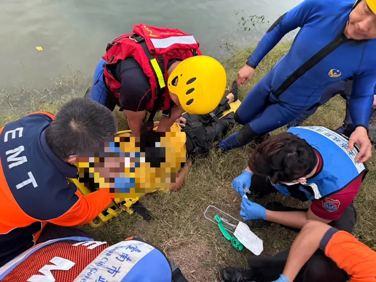 吳姓男子不慎從竹筏上跌落魚池，警消到場後5分鐘內將他打撈上岸，送醫後仍回天乏術。民眾提供