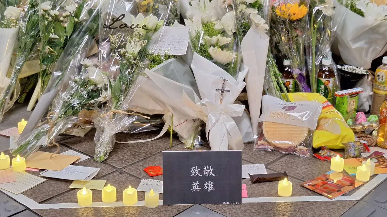 不少民众都自发性摆放蜡烛与花束。翻摄自台北捷运 Metro Taipei脸书